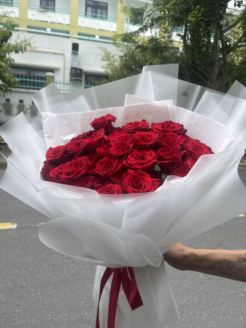 Bó Hồng Đỏ Cỡ Lớn Gói Trắng — ảnh 4