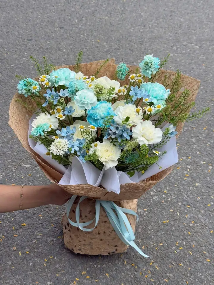 Jade Carnation & Cream White Bouquet — photo 3
