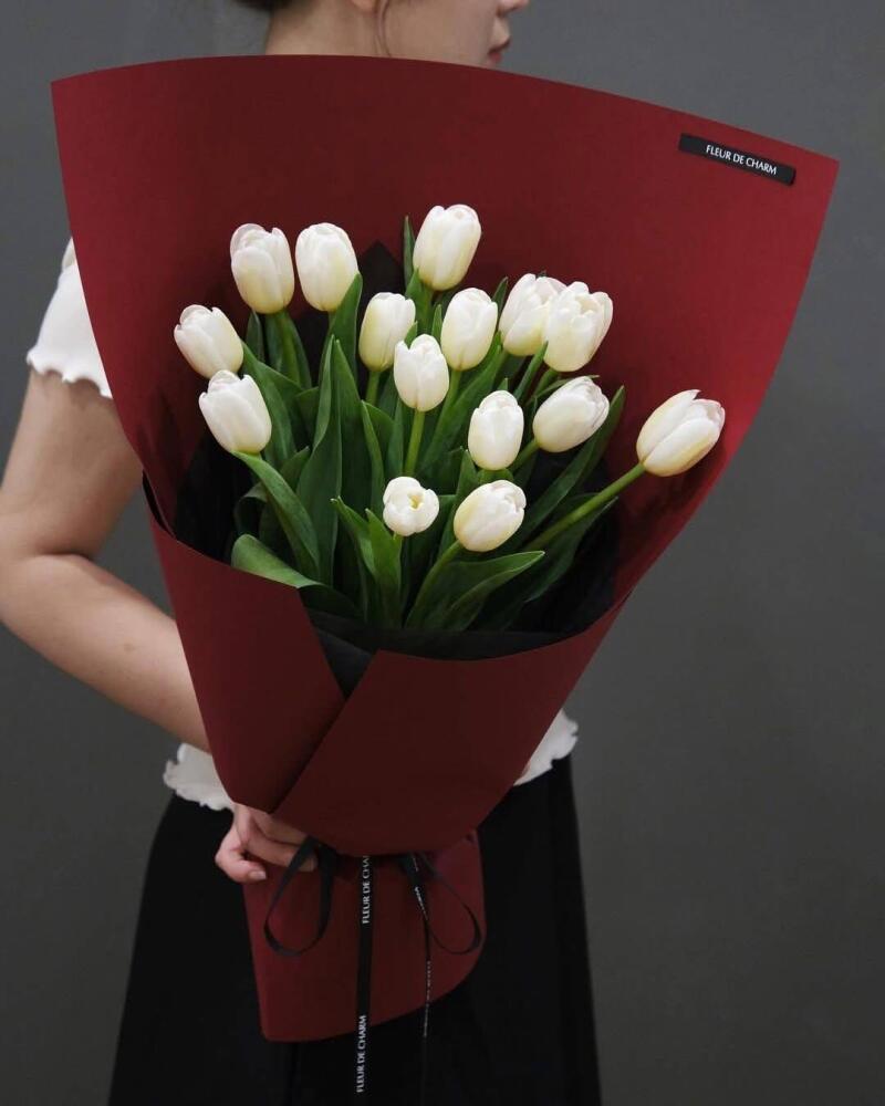 Bó Tulip Trắng Điểm Nhấn Đỏ Đô