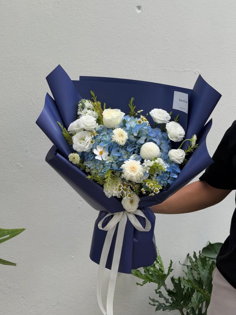 Bó Cẩm Tú Cầu Xanh Mix Hồng Trắng Nền Navy