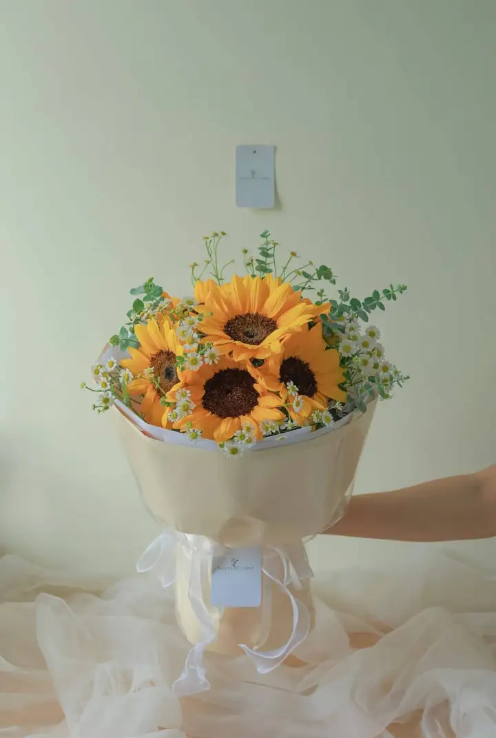 Bright Sunflower & Tanacetum Daisy Bouquet