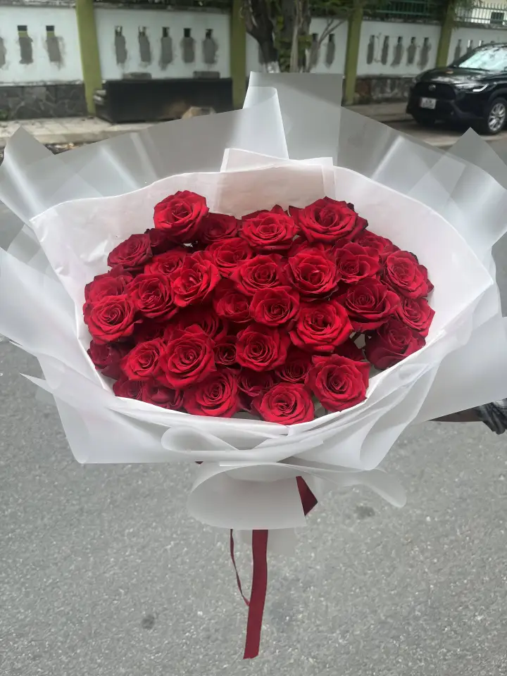 Large Red Rose Bouquet in White Wrap — photo 2