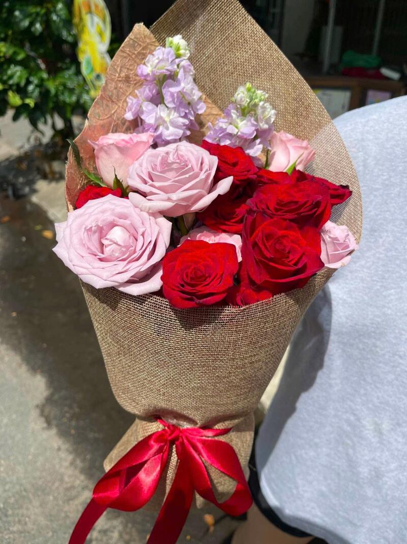 Bó Hồng Đỏ Mix Hồng Phấn Gói Đay Thô