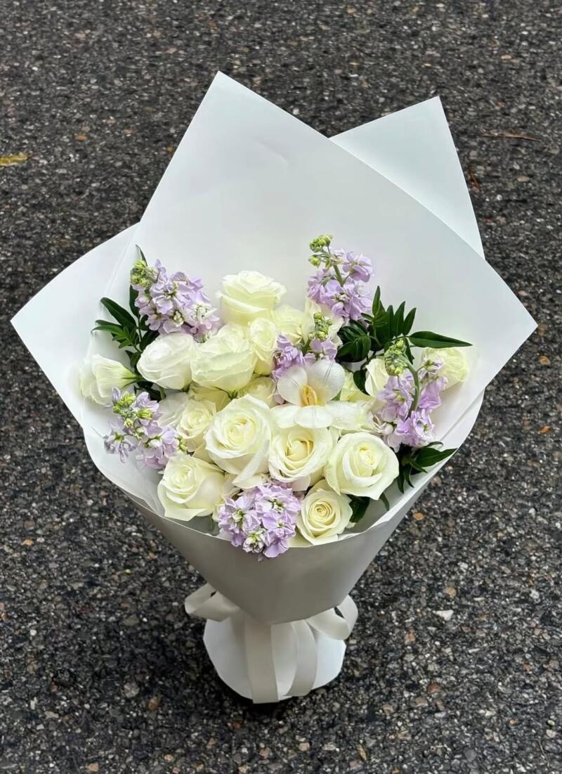 Bó Hồng Trắng Mix Phi Yến Tím