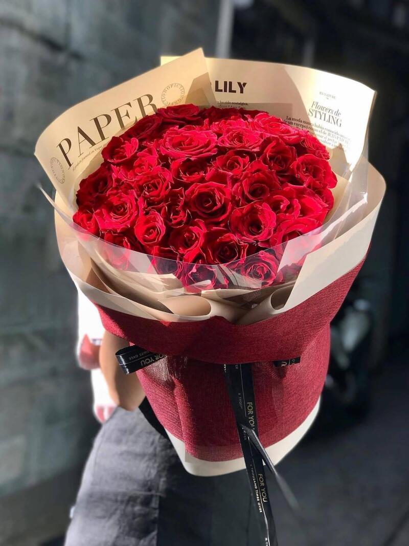 Bó Hoa Hồng Đỏ Giấy Báo Cổ Điển