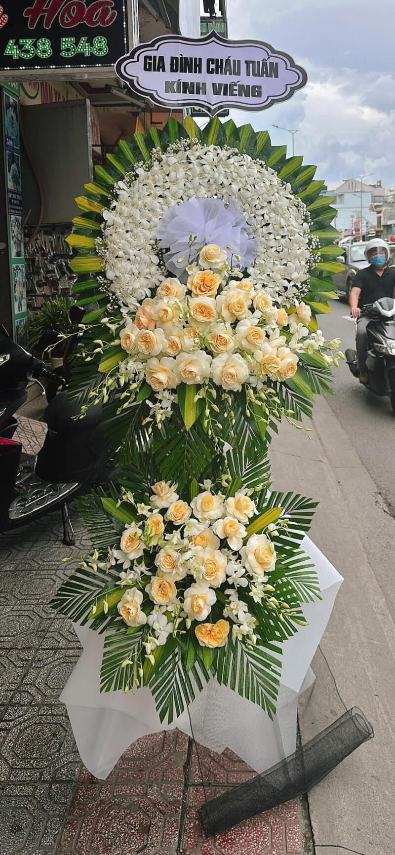 Kệ Hoa Tang Lễ Cúc Trắng Hồng Vàng Kem