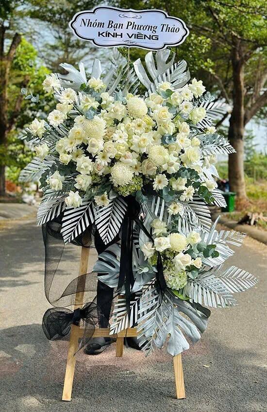 Kệ Hoa Kính Viếng Cúc Trắng Lá Bạc