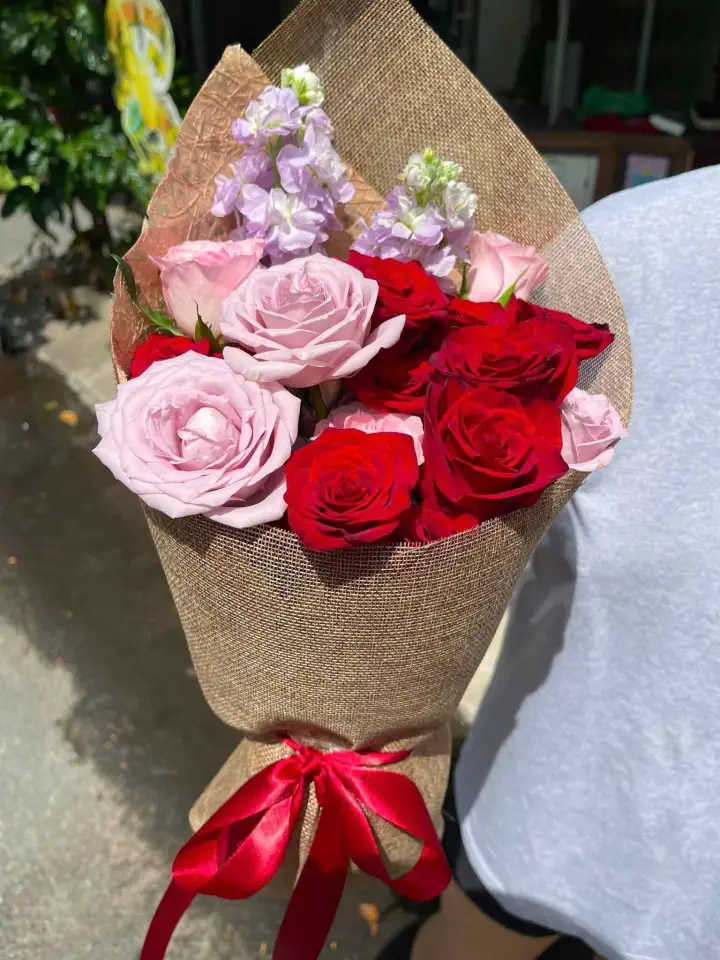 Red & Blush Rose Bouquet in Rustic Jute — photo 4