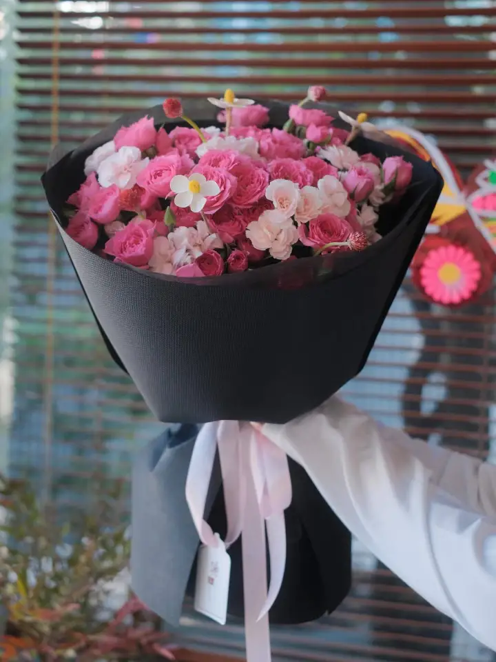 Luxe Black & Pink Spray Rose Bouquet