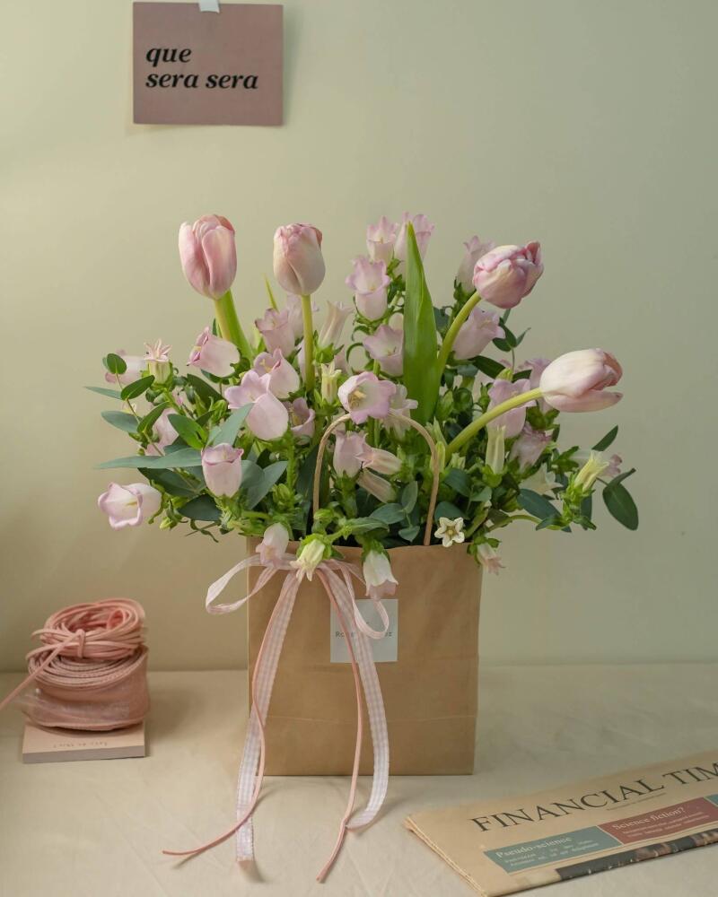 Giỏ Hoa Tulip Chuông Hồng Que Sera