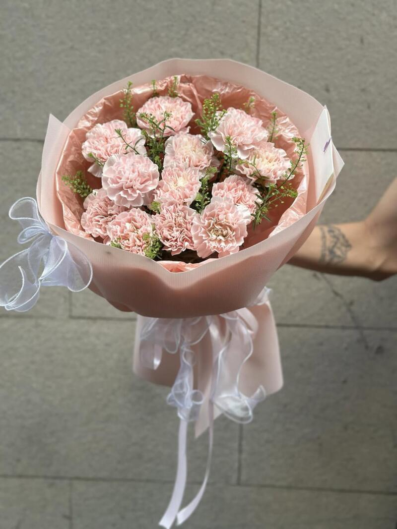 Bó Cẩm Chướng Hồng Đào Gói Voan Trắng