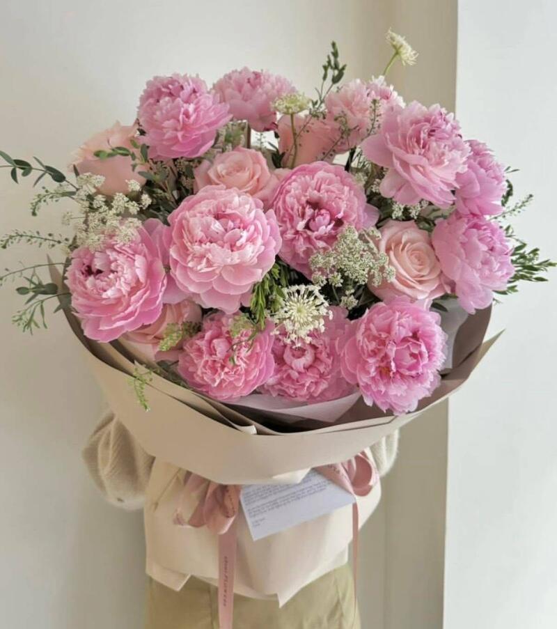 Bó Hoa Mẫu Đơn Hồng Giấy Nâu