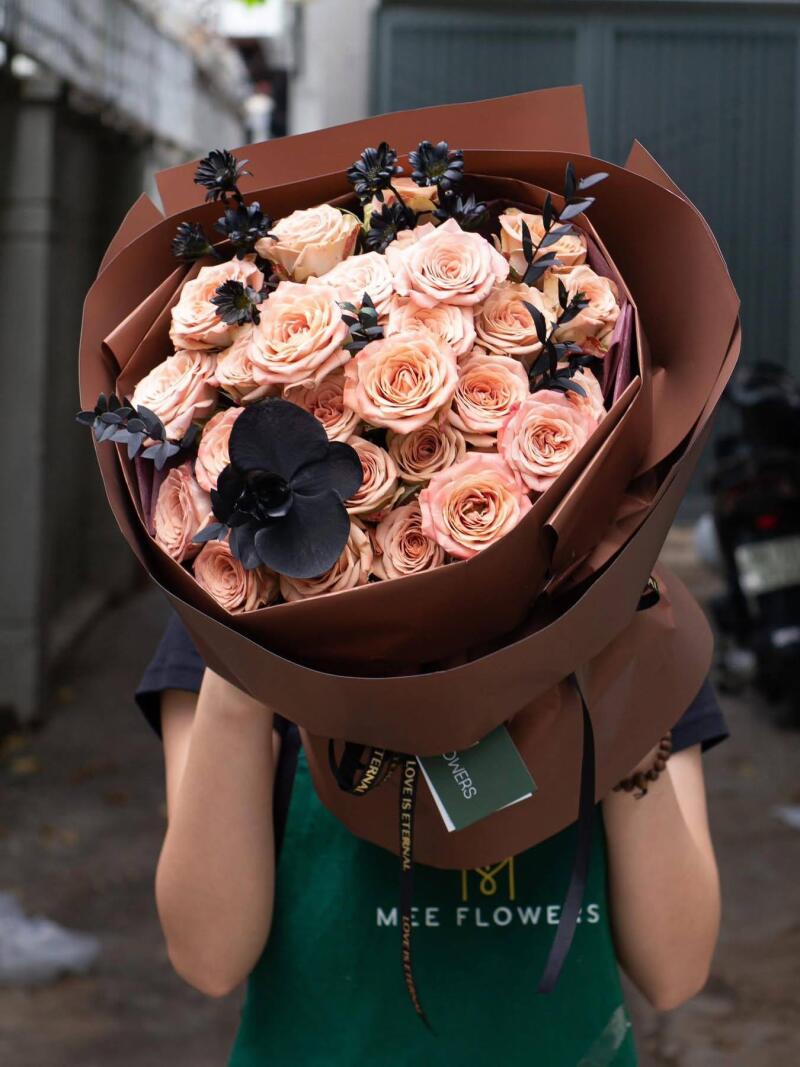 Bó Hồng Cappuccino Lan Đen Huyền Bí