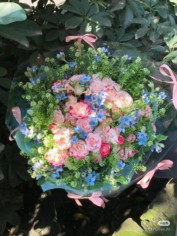 Bó Hồng Viền Kẹo Lưu Ly Xanh