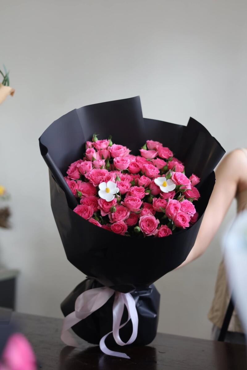 Bó Hồng Leo Hồng Sen Nền Đen Nơ Trắng