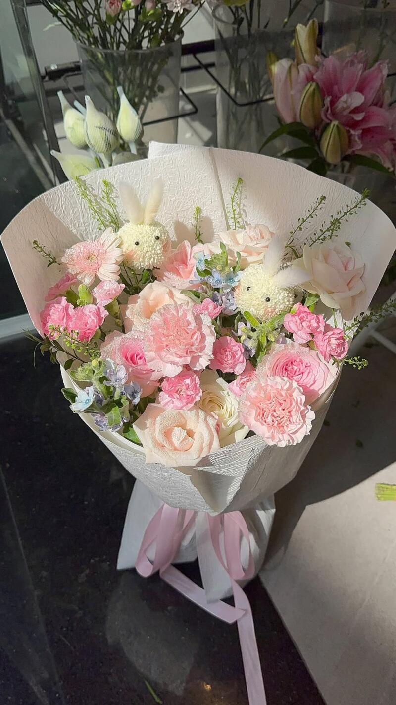 Bó Cẩm Chướng Hồng Kèm Thú Bông Thỏ