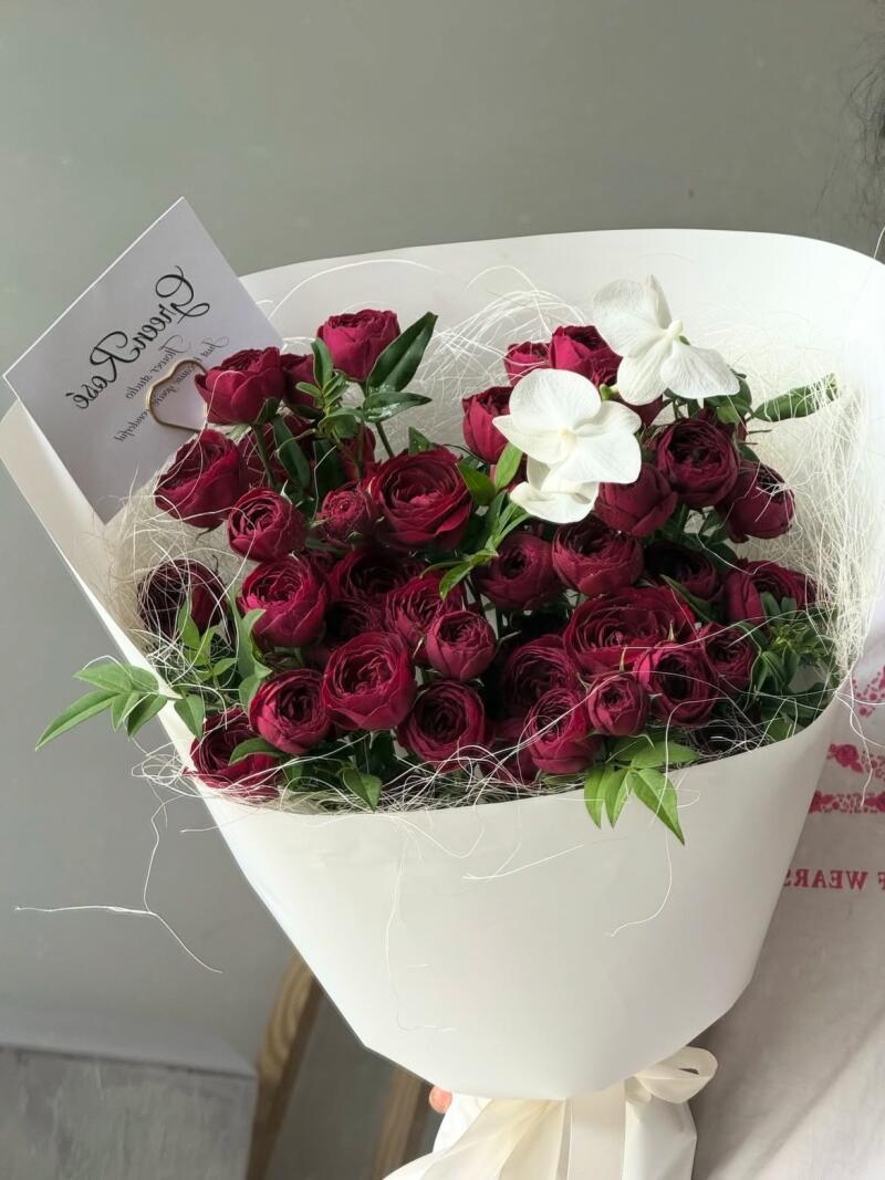 Bó Hồng Leo Đỏ Rượu Mix Lan Hồ Điệp Trắng