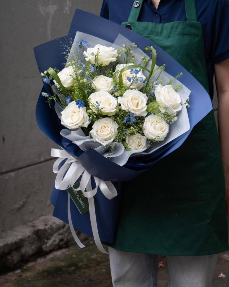 Bó Hồng Trắng Phi Yến Biển Đêm