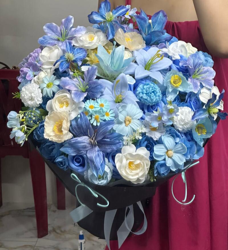 Bó Hoa Lụa Tông Xanh Dương Mix Trắng Kem — ảnh 3