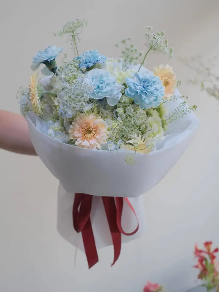 Elegant Blue & Cream Bouquet