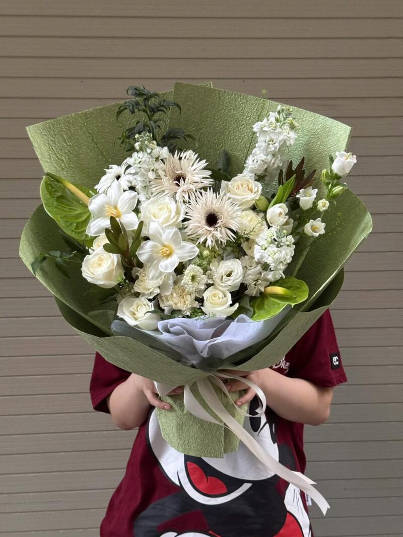 Bó Hoa Trắng Mix Hồng Môn Xanh Nền Giấy Xanh Rêu