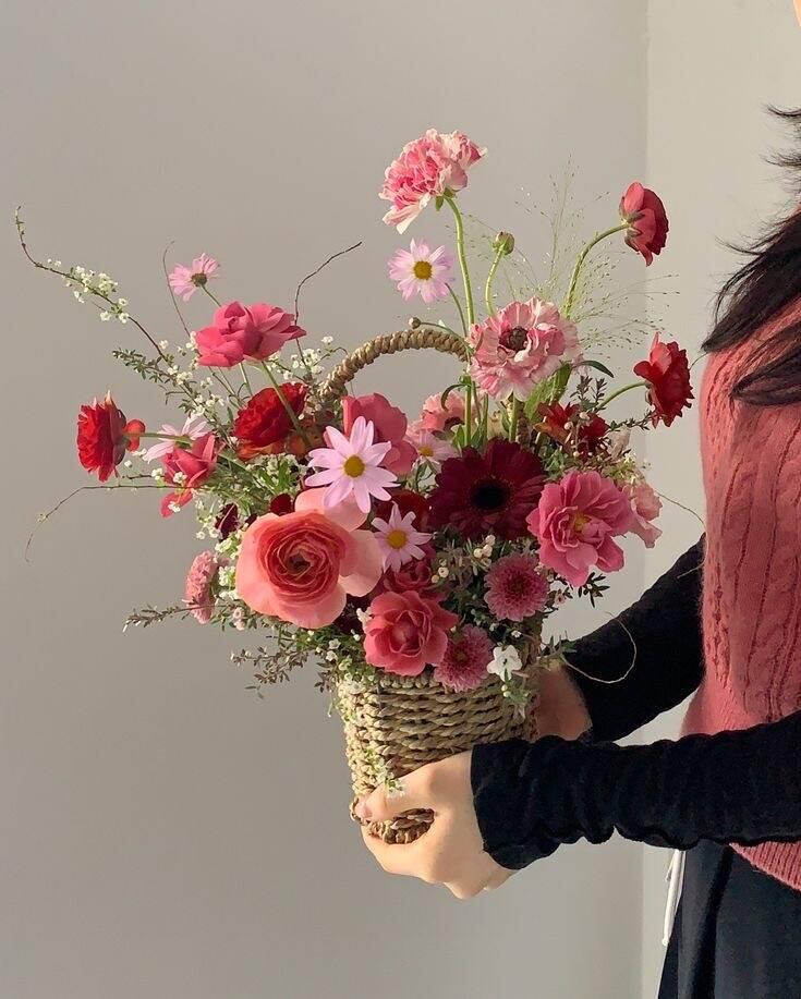 Giỏ Hoa Đỏ Hồng Vườn Thu