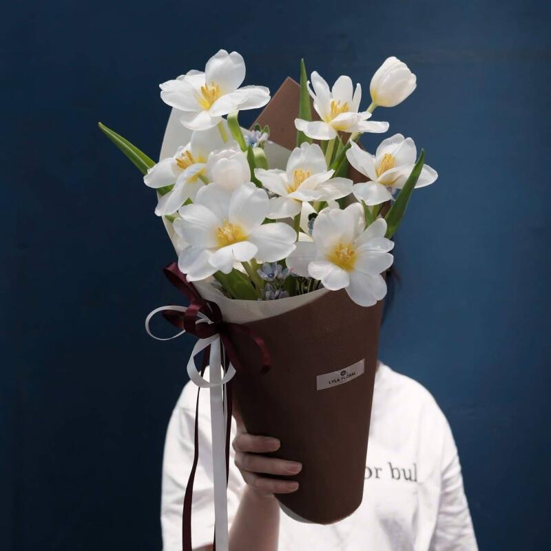 Bó Tulip Trắng Nón Nâu Mộc Mạc