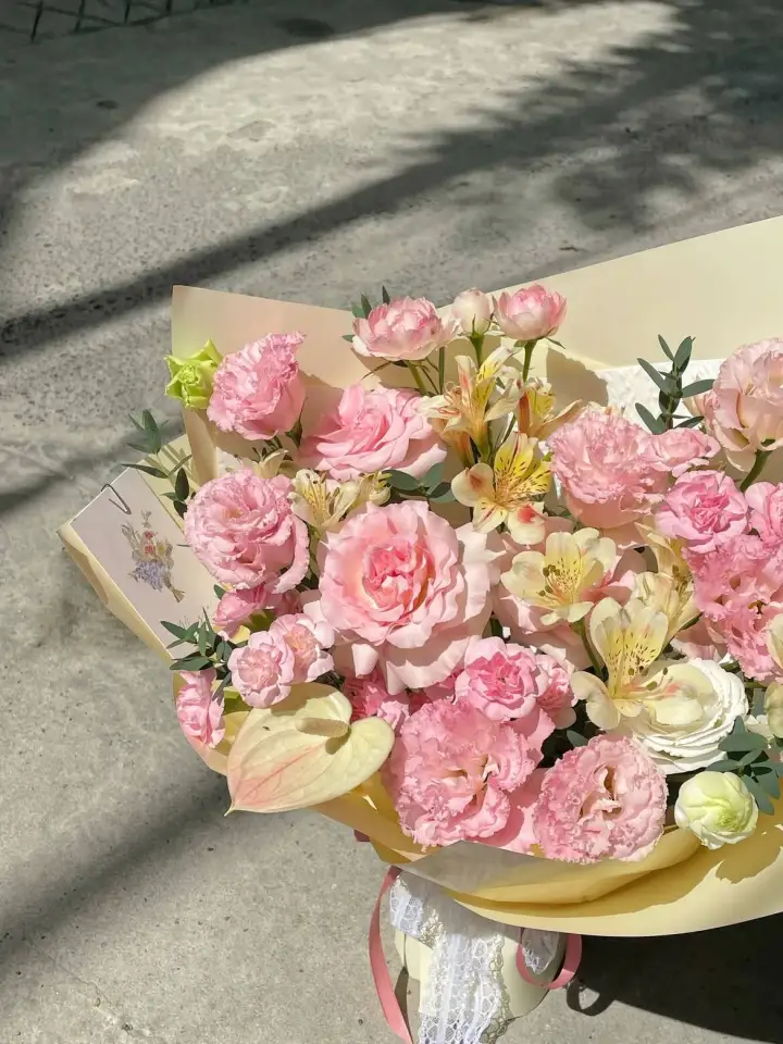 Pink Lisianthus & Orchid Bouquet — photo 2