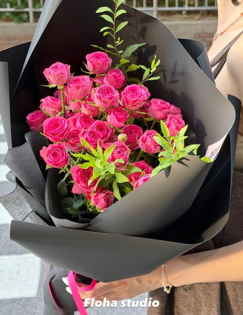 Bó Hồng Leo Đỏ Hồng Nền Giấy Đen