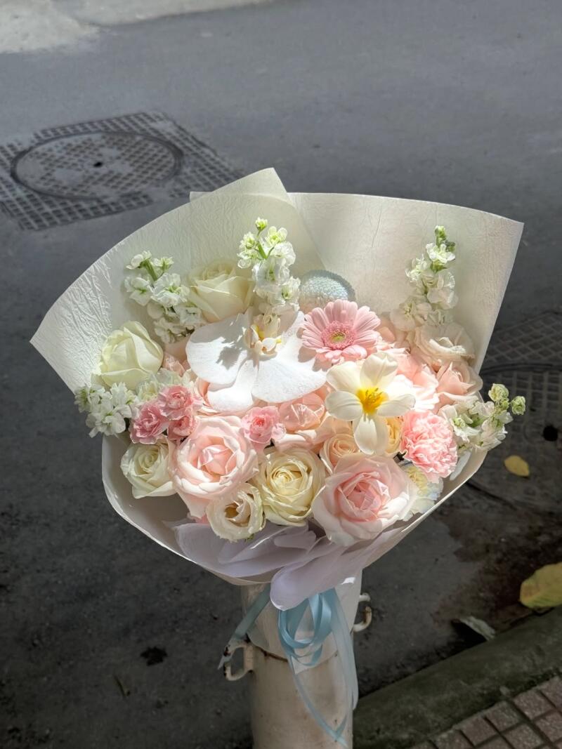 Bó Hồng Trắng Mix Lan Hồ Điệp Tông Trắng Phấn — ảnh 3
