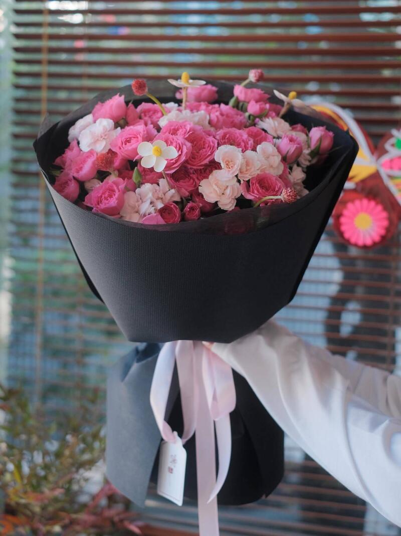Bó Hoa Hồng Sen Giấy Đen Cá Tính