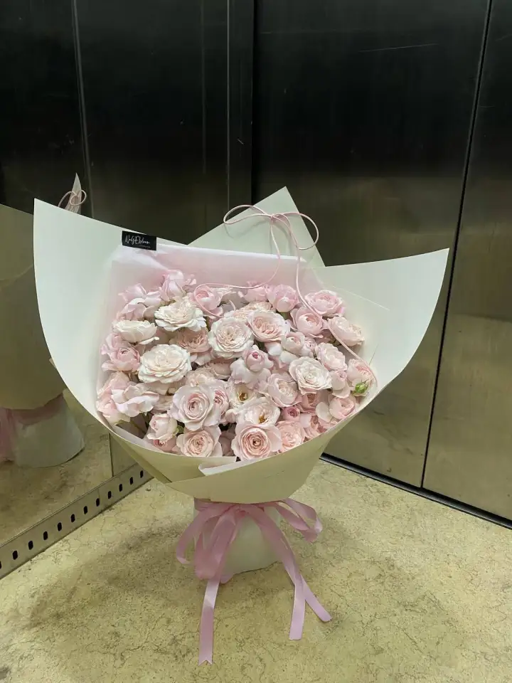 Light Blush Garden Rose Bouquet in White Wrap — photo 3