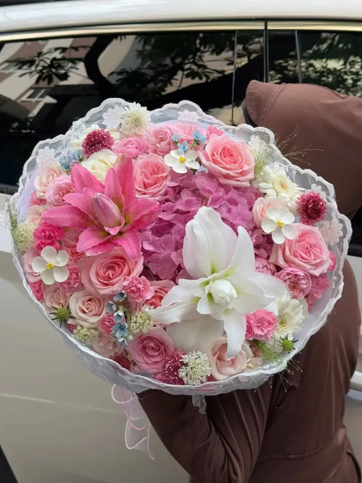 Pink & White Lily and Hydrangea Bouquet with Lace Trim — photo 3