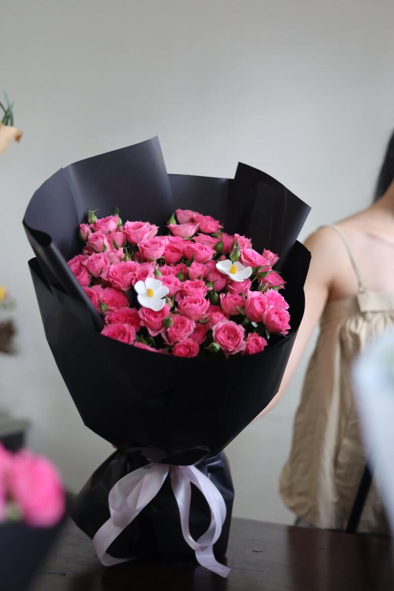Bó Hồng Leo Hồng Sen Nền Đen Nơ Trắng — ảnh 3