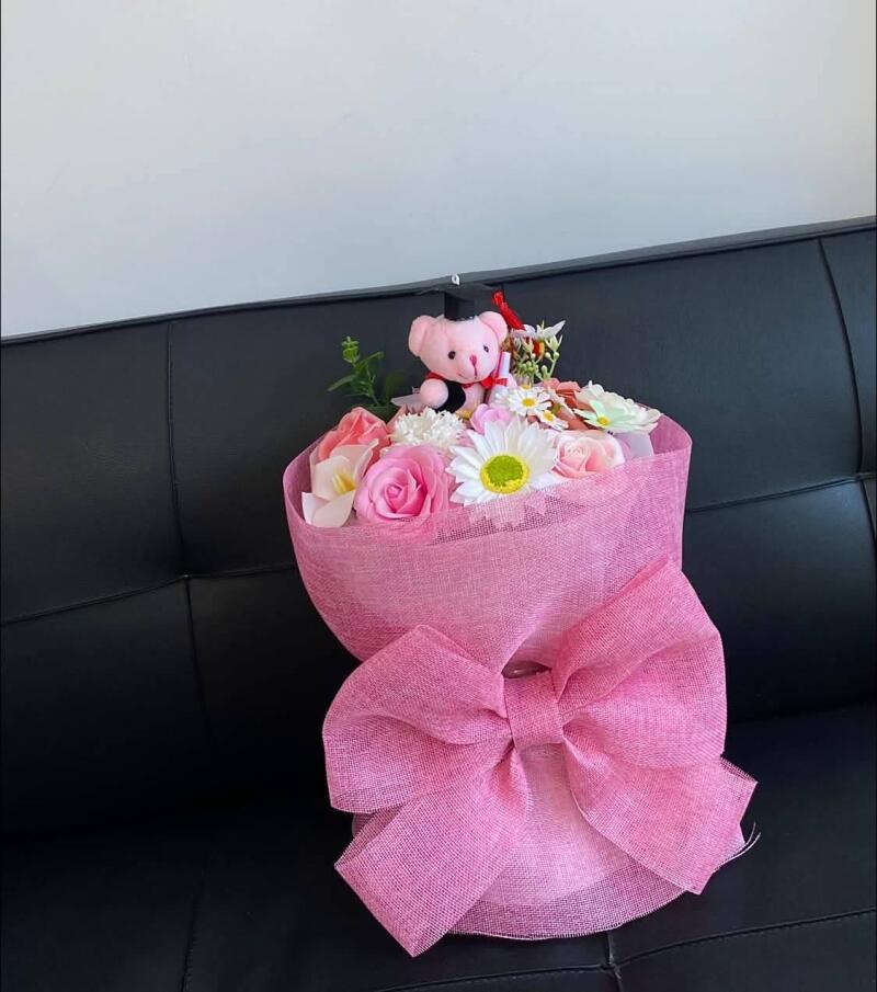 Bó Hoa Sáp Hồng Gấu Tốt Nghiệp