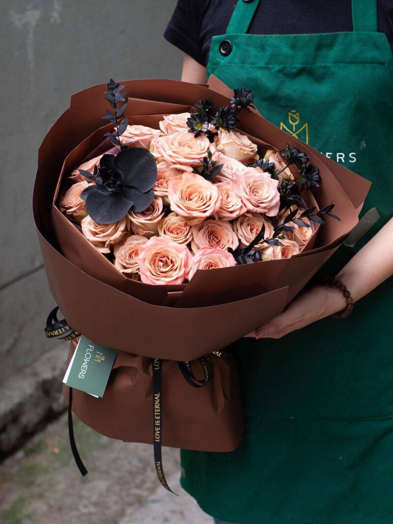 Bó Hồng Toffee Điểm Lan Đen