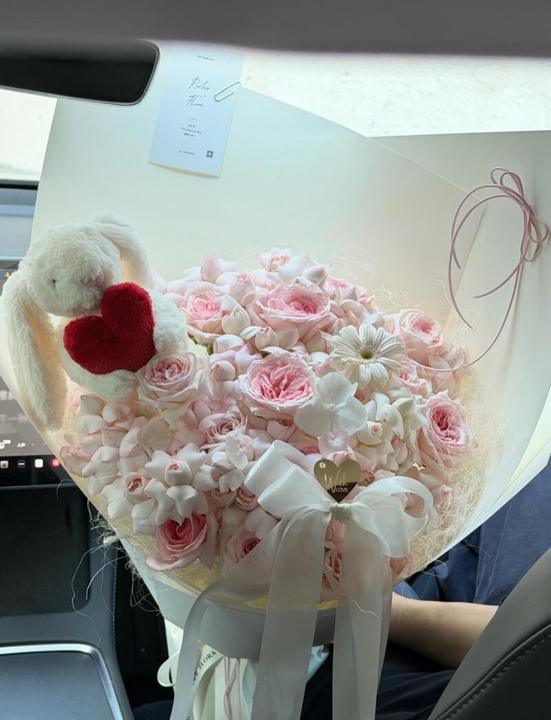 Bó Hồng Phấn Nhạt Kèm Thỏ Bông Ôm Tim — ảnh 3