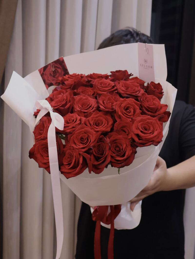 Bó Hồng Đỏ Nhung Gói Trắng Nơ Hồng