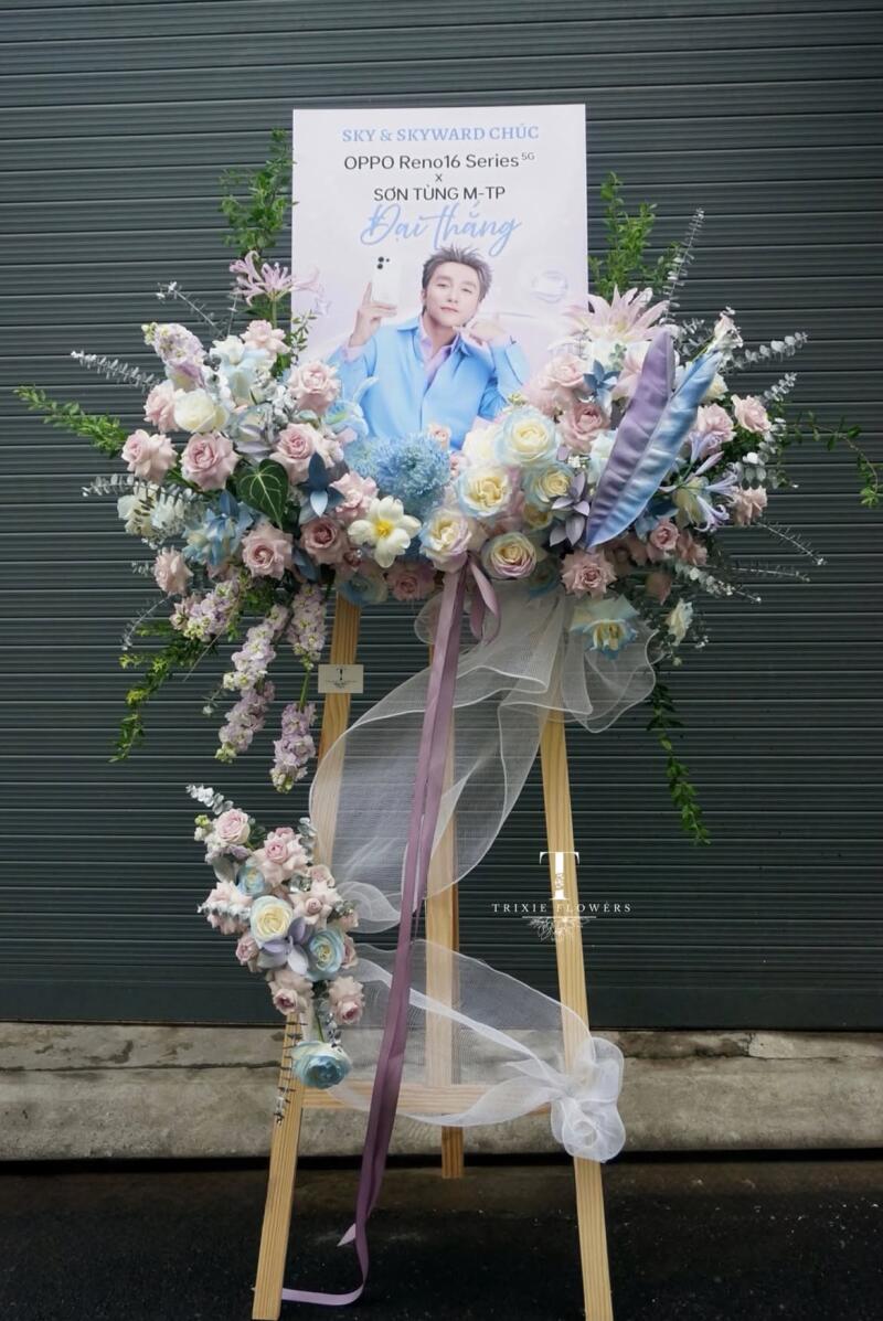 Kệ Hoa Chúc Mừng Pastel Kèm Bảng In Ảnh