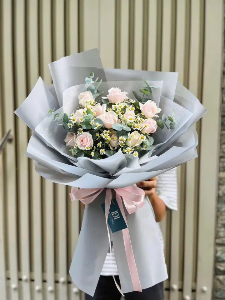 Cream Rose & Tanacetum Daisy Bouquet in Grey Cloud