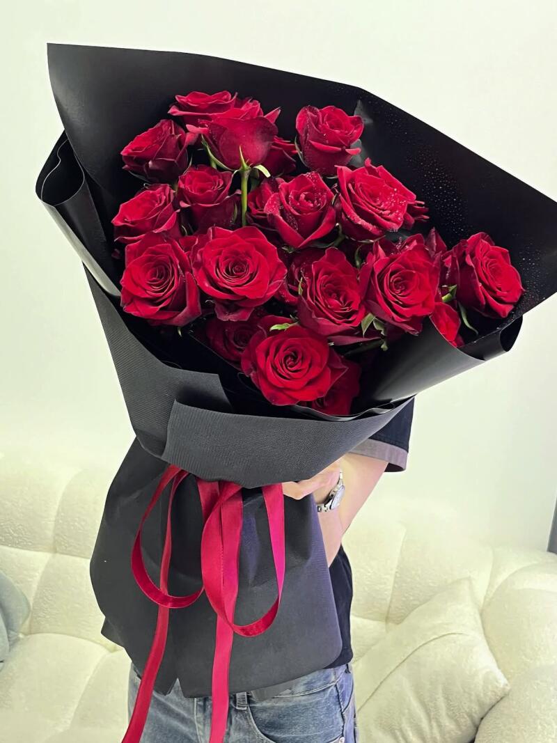 Bó Hồng Đỏ Cổ Điển Nền Giấy Đen