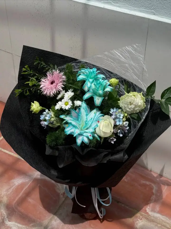 Jade Lily & White Daisy Bouquet on Black Wrap — photo 3