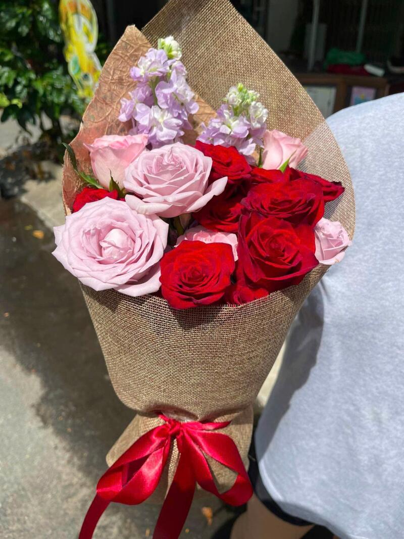 Bó Hồng Đỏ Mix Hồng Phấn Gói Đay Thô — ảnh 4