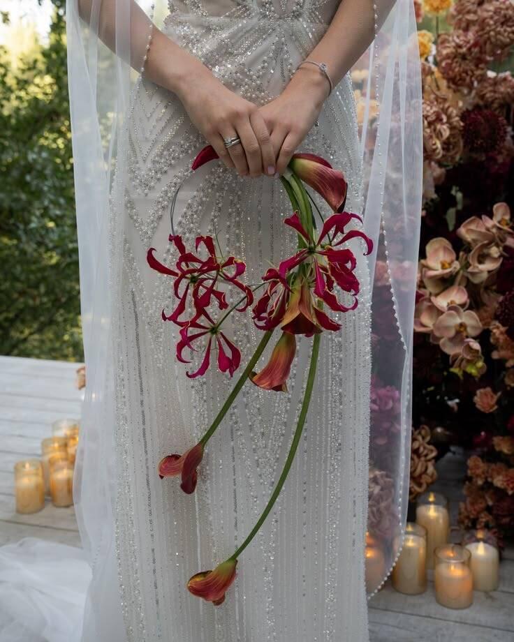 Vòng Hoa Cưới Gloriosa Rực Lửa