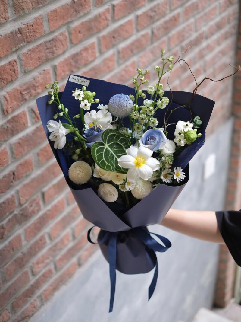 Bó Hồng Xanh Mix Hồng Môn Nền Giấy Xanh Navy