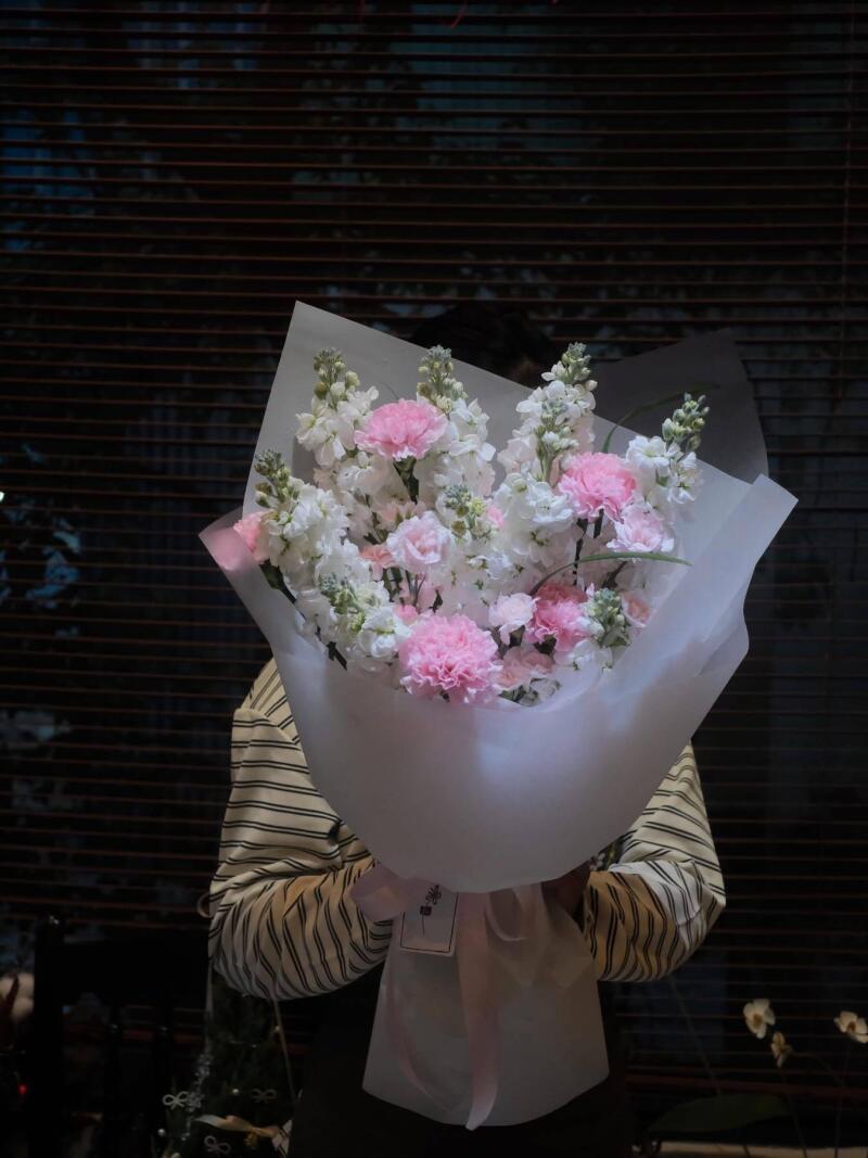 Bó Hoa Violet Trắng Cẩm Chướng