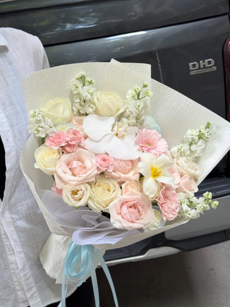 Bó Hồng Trắng Mix Lan Hồ Điệp Tông Trắng Phấn — ảnh 2