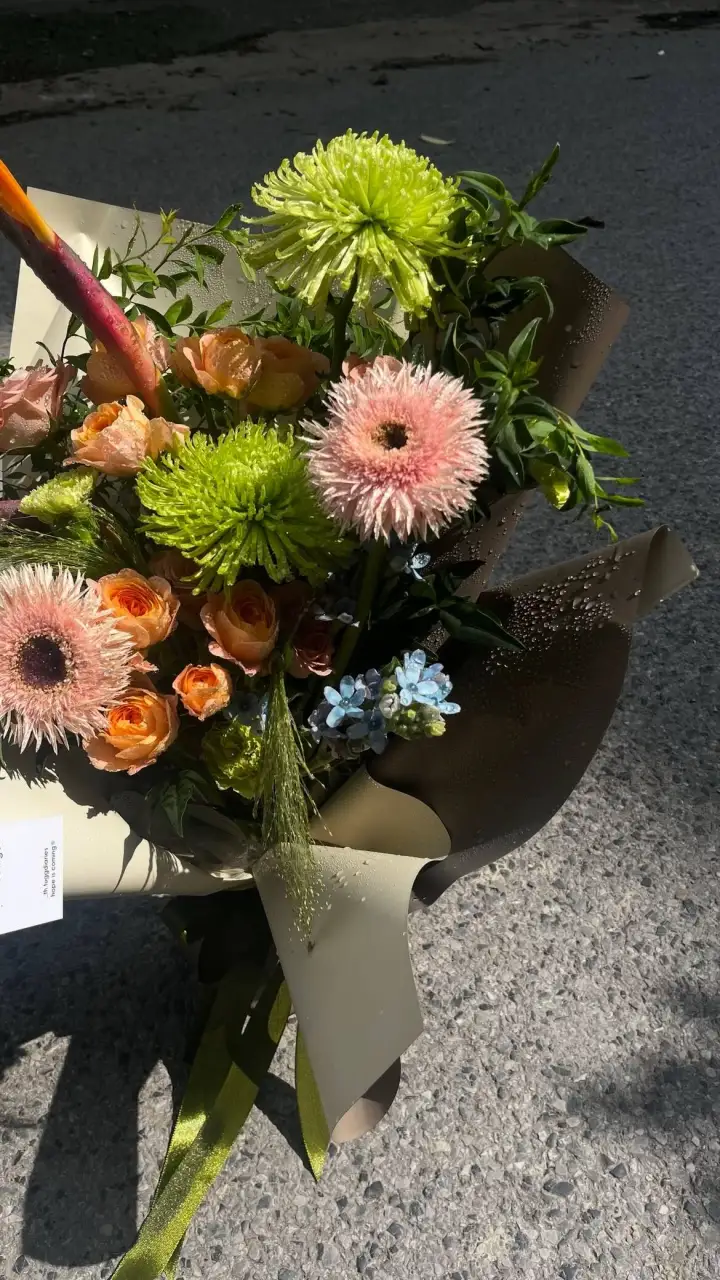 Bird of Paradise & Green Daisy Bouquet in Orange-Brown Tones — photo 3