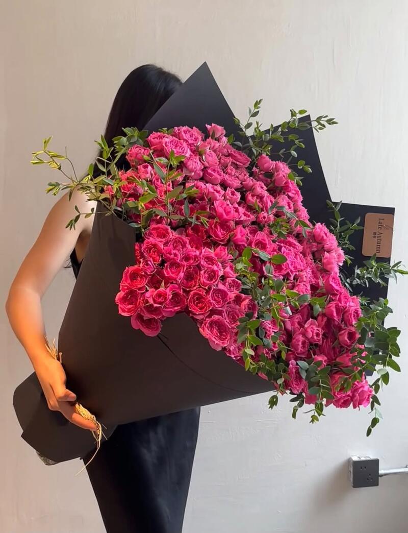 Bó Hồng Leo Hồng Sen Dáng Toả Nền Đen