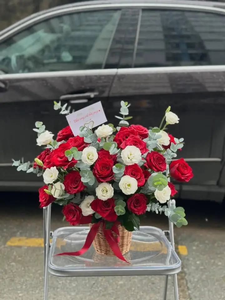 Red Rose & White Lisianthus Basket — photo 2
